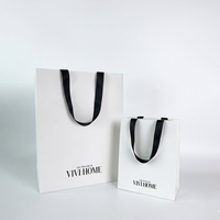 Sacs shopping en papier blanc personnalisés avec impression, poignée large en soie noire, design minimaliste, sac en papier pour bijoux avec logos