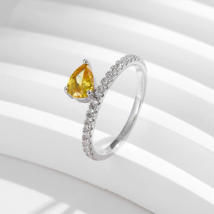 Anillo de Mujer Elegante y Delgado de Plata de Ley S925 con Piedra Amarilla en Forma de Lágrima y Hilera de Piedras Pequeñas, Estilo Lujoso 2026 - Product Image 3