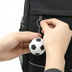 Llavero Abridor de Botellas Magnético Portátil con Forma de Balón de Fútbol, Tenis o Baloncesto, Diseños Multideportivos, Duradero - Product Image 2