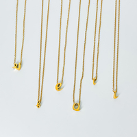 Collier EManco élégant plaqué or avec chaîne câble et pendentif initiale en écriture cursive, accessoire de mode pour fêtes et usage quotidien