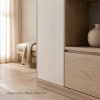 Système de dressing sur mesure en chêne clair, armoire modulaire avec sections ouvertes pour suspension et éclairage LED intégré, fabrication OEM