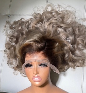 Pelucas Largas Onduladas con Raíces Oscuras, Color <span class=keywords><strong>Rubio</strong></span> Degradado a Gris <span class=keywords><strong>Ceniza</strong></span>, Cabello Europeo Virgen de Lujo con Frente de Encaje Transparente HD de 13x4, las Más Populares - Product Image 4