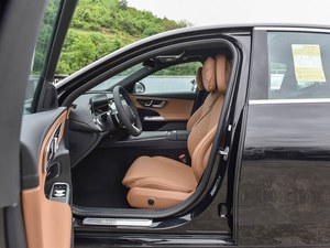 Mercedes-Benz E260L d'occasion à vendre – <span class=keywords><strong>Voiture</strong></span> <span class=keywords><strong>de</strong></span> <span class=keywords><strong>sport</strong></span> avec moteur turbocompressé, pneus R19 et sièges en cuir, conduite à gauche - Product Image 4