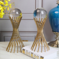 Boule de cristal de luxe avec support métallique pour décoration intérieure, vente en gros, conception de bâtiment flexible, Guangzhou