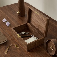 Boîte à bijoux en bois massif rétro noyer stockage de bureau créatif pour cosmétiques articles divers boîte de verrouillage gravée pour un usage domestique