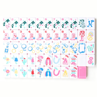 Direktverkauf ab Werk: Miss Cowgirl Elegance Amerikanische Mahjong-Steine, Unterhaltungsstiefel, Spielzeugpistolen, Transparente Lucite- und Hot-Pink-Schichten