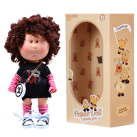 Poupée tendance à cheveux bouclés bruns, motif LOVE, avec T-shirt long, sac bandoulière, chaussettes rayées – Tenue de rue stylée, cadeau pour filles