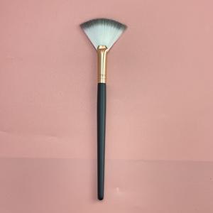 <span class=keywords><strong>Pinceau</strong></span> <span class=keywords><strong>de</strong></span> maquillage noir en forme d'éventail unique Poils en fibres artificielles Outil <span class=keywords><strong>de</strong></span> salon <span class=keywords><strong>de</strong></span> beauté pour le lavage du visage Brosse en <span class=keywords><strong>mousse</strong></span> nettoyante - Product Image 6