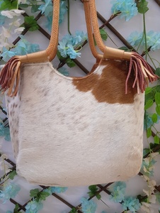 Bolso de Mano Casual de Cuero Genuino para Mujer, Color Marrón, Hecho a Mano, con Cierre de Cremallera, Forro de Algodón y Decoración de Plumas - Product Image 4