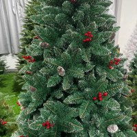 Sapin de Noël en PVC givré de haute qualité avec des baies rouges et des pommes de pin pour la décoration intérieure des fêtes