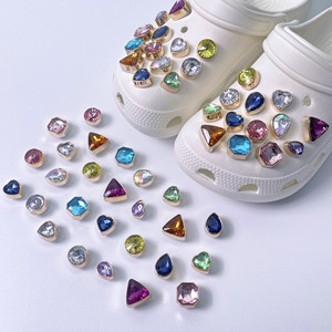 Ensemble de breloques de luxe en plastique pour chaussures, avec strass, nœuds, ours et chaînes de perles, pour la création de bijoux DIY et les commandes en gros - Product Image 2