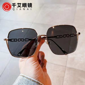 Gafas de Sol Qianai con Marco Metálico Grande para Mujer, Lentes de PC con Protección UV400, Diseño Cuadrilateral, Protección Solar para Salidas y Fiestas - Product Image 1