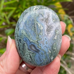 Pierre de méditation ovale en agate mousse naturelle polie CrystaHola, vente en gros, artisanat en vrac, écologique, cristal de haute qualité - Product Image 3