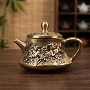 Théière traditionnelle chinoise en métal avec couvercle et poignée, motif floral en relief - Product Image 5