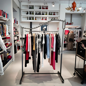 Moderno y Elegante Tendedero de Acero con Forma de Ola, Plegable y Portátil, Soporte de Exhibición de Pie para Centros Comerciales y Tiendas de Ropa - Product Image 5