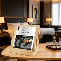 Portariviste Verticale in Legno di Pino Massiccio a Quattro Scomparti, Levigato a Mano, per Esposizione di Libri e Brochure su Tavoli di Hotel