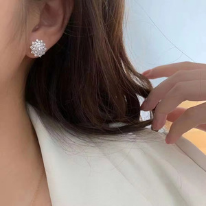 Orecchini a Perno Delicati a Forma di Fiore e Fiocco di Neve per Donne, Design Elegante e Dolce, Accessori per Orecchie da Indossare Quotidianamente - Product Image 2