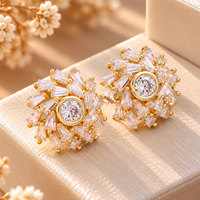 Boucles d'oreilles clous en laiton plaqué or 18 carats avec zircone cubique motif soleil et étoile, design baguette, bijoux de mode pour femmes, vente en gros, OEM personnalisé