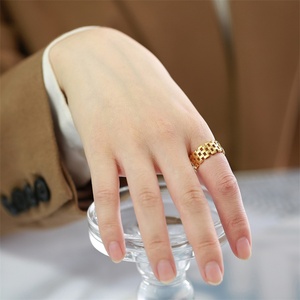 Anillo de Acero Inoxidable con Baño de Oro PVD de Larga Duración, Anillos Gruesos para Mujer - Product Image 3