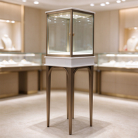 Vitrines de présentation de bijoux haut de gamme en acier inoxydable doré avec éclairage LED, accessoires de comptoir et présentoirs en verre et cuir PU
