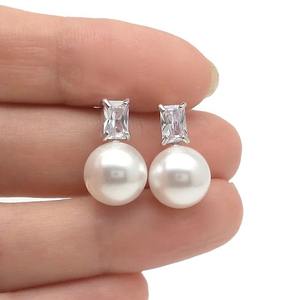 Pendientes de Bola de Oro Blanco E2977 con Diamante de Corte Esmeralda y Perla de Imitación para Mujer, Estilo Clásico para Boda - Product Image 6