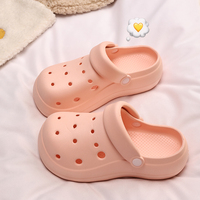 Nouvelle collection d'été : Sandales de jardin à semelle épaisse en EVA, motif perforé, mignonnes et antidérapantes, style tongs de plage