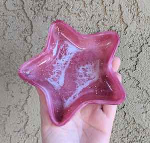 Bol en résine fait main coloré, art époxy, plat décoratif pour bibelots, porte-bijoux, plat de service moderne, accent unique - Product Image 4