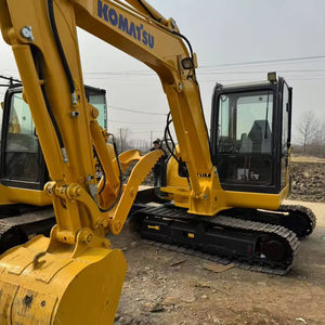 Petite pelle Komatsu PC56 utilisée pour les travaux municipaux et d'aménagement paysager, flexible et efficace - Product Image 2