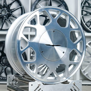 Cerchio Forgiato Monoblocco Personalizzato con Finitura Lavorata e Coprimozzo Extra Large per Ford Thunderbird - Product Image 2