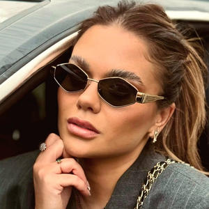 Lunettes de soleil en métal irrégulières de style européen pour femmes, monture dorée, verres PC, protection UV400, emballage en boîte, origine Taizhou - Product Image 3