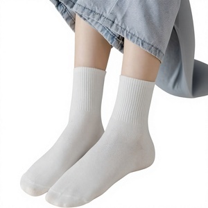 Chaussettes blanches en coton 100% respirantes, couleur unie, décontractées, pour usage quotidien, pour adultes, saison printemps, chaussettes tricotées - Product Image 1