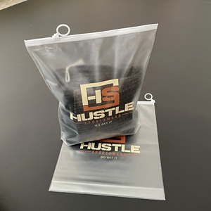 Sacs à fermeture éclair en PVC givré personnalisés avec logo imprimé, emballage pour vêtements, sacs à fermeture éclair sur mesure avec votre propre logo - Product Image 2