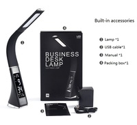 Lampe de bureau LED intelligente avec horloge numérique, commande tactile, intensité réglable, lumière de lecture protectrice pour les yeux, blanc chaud, alimentation par batterie ou prise, design moderne