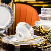 Service de table en porcelaine de luxe écologique à motif marbre bleu, style nordique moderne, avec bord doré et motifs en relief, bols et assiettes à salade en porcelaine fine