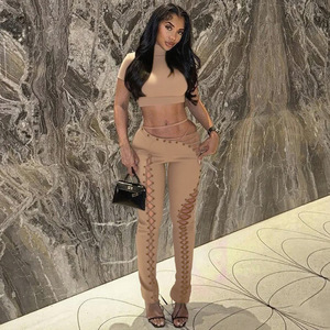 ชุดเซ็ต 2 ชิ้น สไตล์เซ็กซี่สำหรับฤดูร้อน เสื้อครอปแขนกุดคอ halter และกางเกงผ้าลูกไม้ร้อยเชือก - Product Image 6