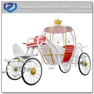 Chariot de mariage blanc en forme de citrouille / Chariot de Cendrillon traîné par des chevaux - Product Image 3