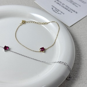 Bracelet en argent sterling S925 plaqué or 18 carats, orné d'un grenat rouge – un luxe discret et élégant, un charme raffiné. - Product Image 2