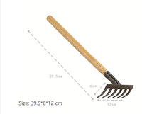 Râteau de jardin haut de gamme avec manche en bois : un outil indispensable pour le travail du sol et l'entretien paysager efficaces