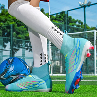 Chaussures de football tendance à imprimé dégradé, tige en PU, logo personnalisé directement de l'usine, bottes de football montantes avec chaussette intégrée, vente en gros pour garçons