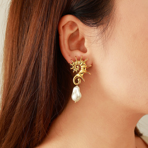 Pendientes colgantes de acero inoxidable con diseño geométrico en forma de estrella de perlas de imitación para uso diario de las mujeres - Product Image 1