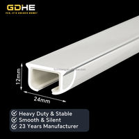 Rail de rideau ondulé de haute qualité avec support robuste en alliage d'aluminium et bande silencieuse en PVC