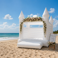 Château gonflable blanc pur avec toboggan pour enfants, idéal pour les fêtes de mariage en extérieur