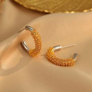 Pendientes de Botón de Plata 925 de Dos Tonos para Mujer, Diseño en Forma de C, Metal de Alta Gama, Estilo Moderno y Lujoso, Chapados en Oro con Circonita en Contraste - Product Image 2