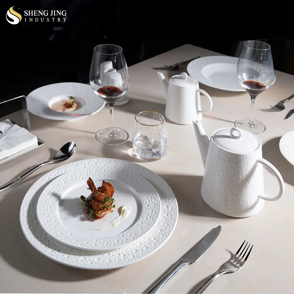 Shengjing Western Luxury Custom White Porcelain eco-friendly Restaurant Hotel Dinner Ware Set di stoviglie in ceramica