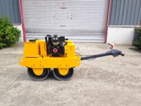 Mini-compacteur routier à double tambour pour chantiers étroits
