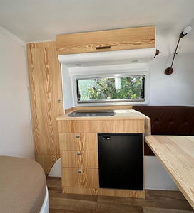 Remolque Mini Teardrop Moderno y Ligero, Compatible con 4x4, Construcción de Acero, Espacio para Dormir, ENVÍO GRATUITO - Product Image 2