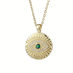 Collana con ciondolo a forma di occhio di Allah placcato oro con pietra verde e zirconi incastonati a pavé, per l'uso quotidiano, gioiello unisex. - Product Image 1
