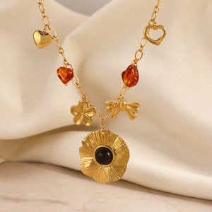 Collier pendentif tendance plaqué or 18 carats, forme fleur, en résine, bijoux de fête - Product Image 2