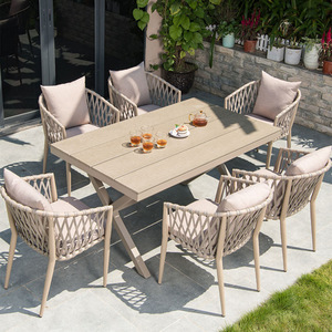 Set da Giardino Nordico per Esterni: Combinazione di Sedie e Tavolo per Terrazza e Balcone di Villa, Arredamento per Spazi Aperti - Product Image 1