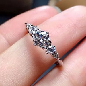 Anello di Fidanzamento Classico da Donna F847 con Diamante Taglio Brillante Rotondo Colore G Naturale e Diamanti Laterali - Product Image 3